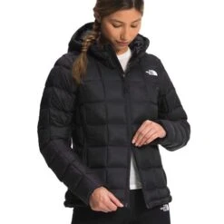 The North Face Thermoball Super Hoodie - Women's 9 The North Face Thermoball Super Hoodie - Women's -Ski Equipment Discounts fw22 nf0a5gla jk3 alt1